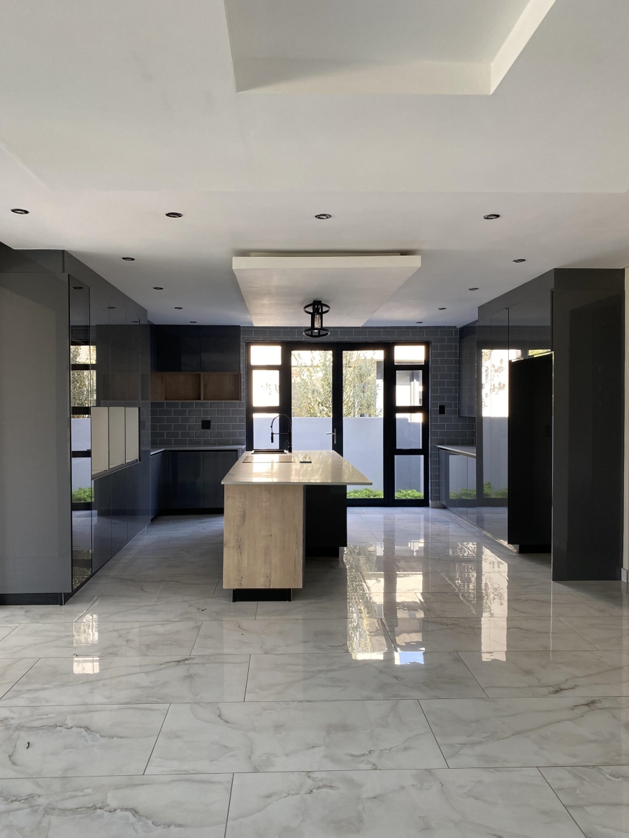 5 Bedroom Property for Sale in The Islands Estates North West